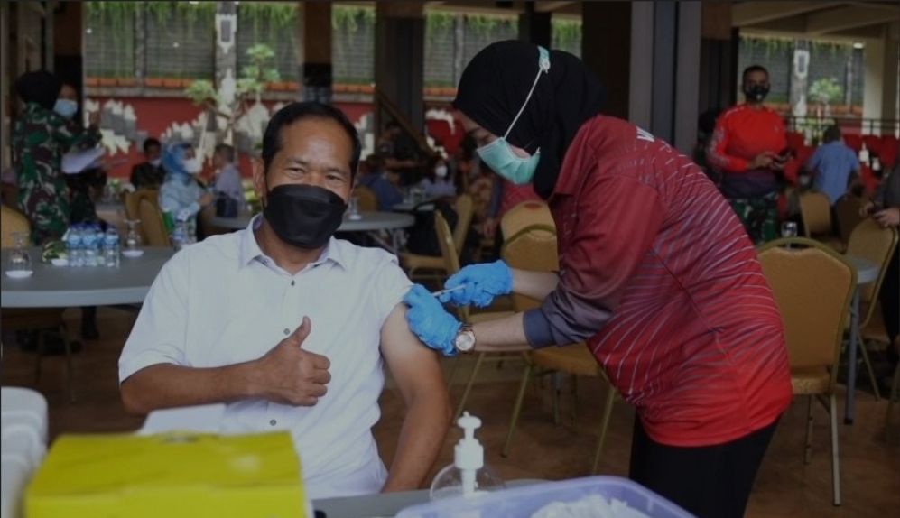 podiumnews.com-TNI AD Lakukan Vaksinasi untuk Purnawirawan dan Warakawuri